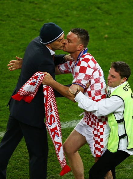 Fan Croatia nhảy xuống sân hôn môi HLV Bilic trong trận thắng trước CH Ireland.